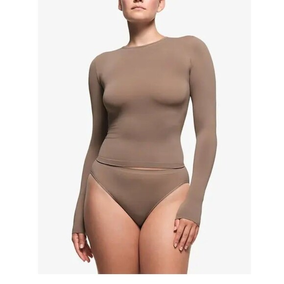 Skims soft smoothing seamless long sleeve t-shirt - Picture 2 of 7